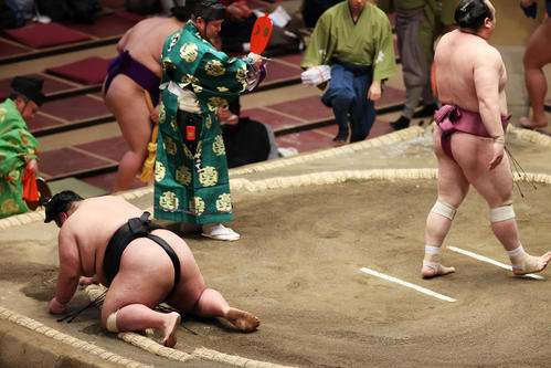 宝富士(右)に上手投げで破れた貴景勝(撮影・野上伸悟)