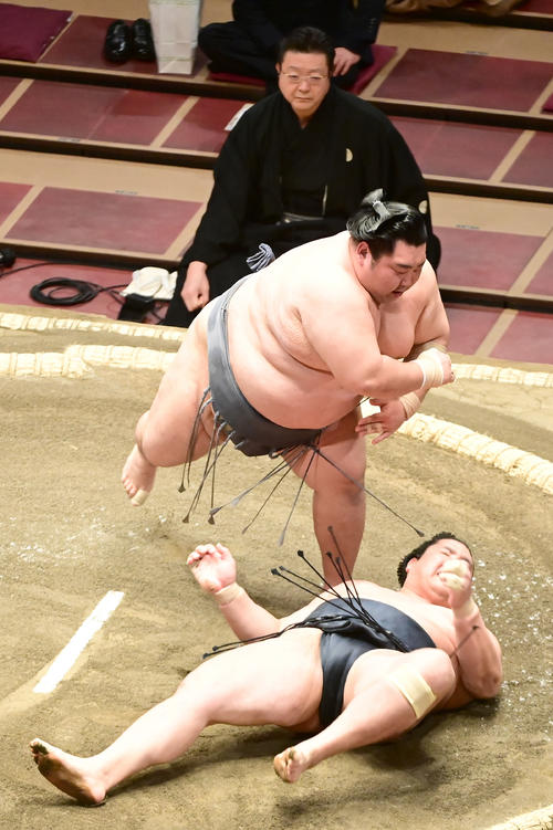 徳勝龍は輝(手前)をはたき込みで破る(撮影・小沢裕)