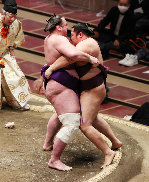 寄り切りで遠藤(右)を破る栃ノ心(撮影・野上伸悟)