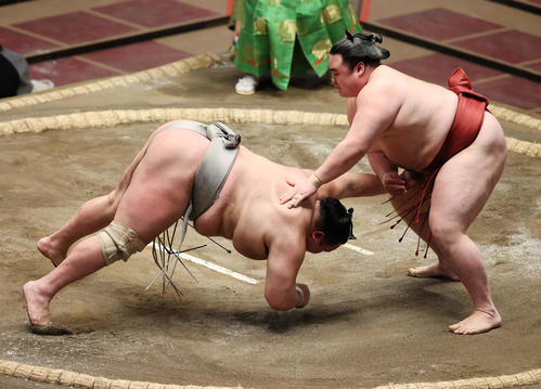 北勝富士(左)をはたき込みで破る隆の勝(撮影・野上伸悟)