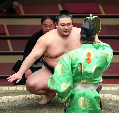 阿武咲を寄り切りで破り、勝ち名乗りを受ける朝乃山(撮影・河田真司)