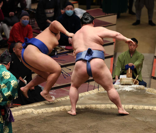 押し出しで琴勝峰(奥)を破る正代(撮影・野上伸悟)