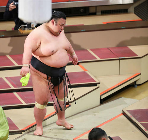宝富士に敗れ4連敗を喫し、力なく土俵から引き揚げる貴景勝(撮影・河田真司)