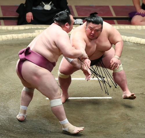宝富士(左)を攻める貴景勝(撮影・河田真司)