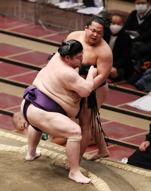 翠富士(右)を寄り切りで破る明瀬山(撮影・野上伸悟)