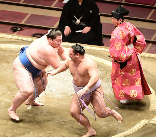 逸ノ城(左)は琴恵光を押し出しで破る(撮影・小沢裕)