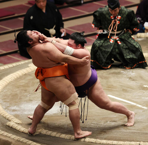 志摩ノ海を押し出しで破る明生(撮影・野上伸悟)