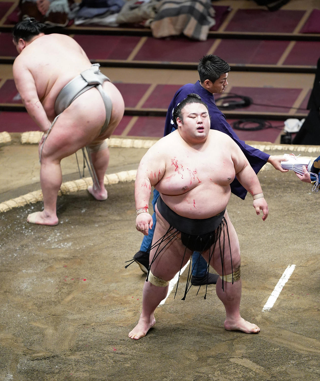 北勝富士（左）に突き落としで敗れ、肩を落とす貴景勝（撮影・菅敏）