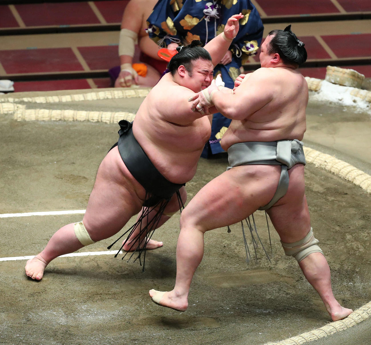 北勝富士（右）を激しく攻める貴景勝（撮影・河田真司）