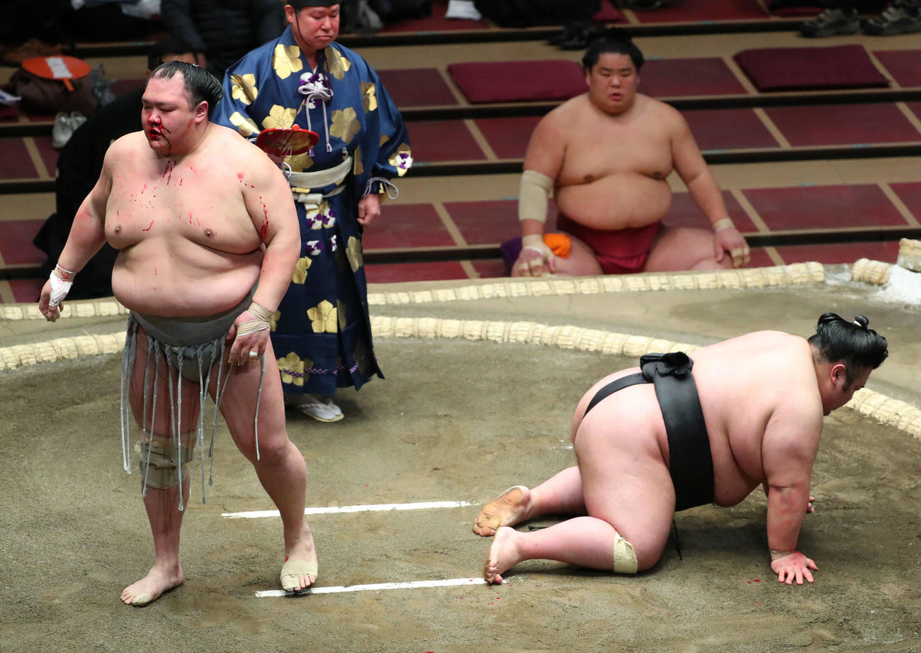 貴景勝（右）を突き落としで破った北勝富士（撮影・河田真司）