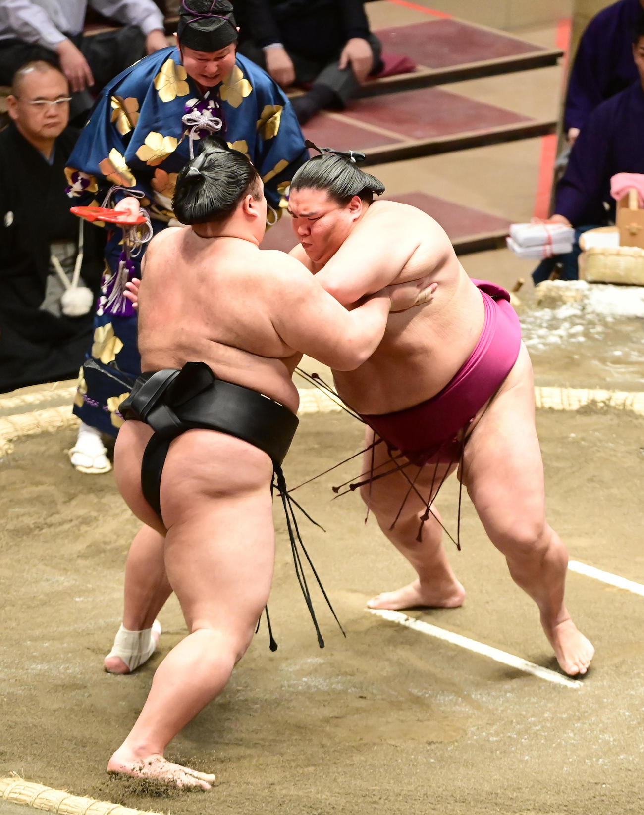 御嶽海は立ち会いで朝乃山（左）を土俵入際へ攻め込む（撮影・小沢裕）