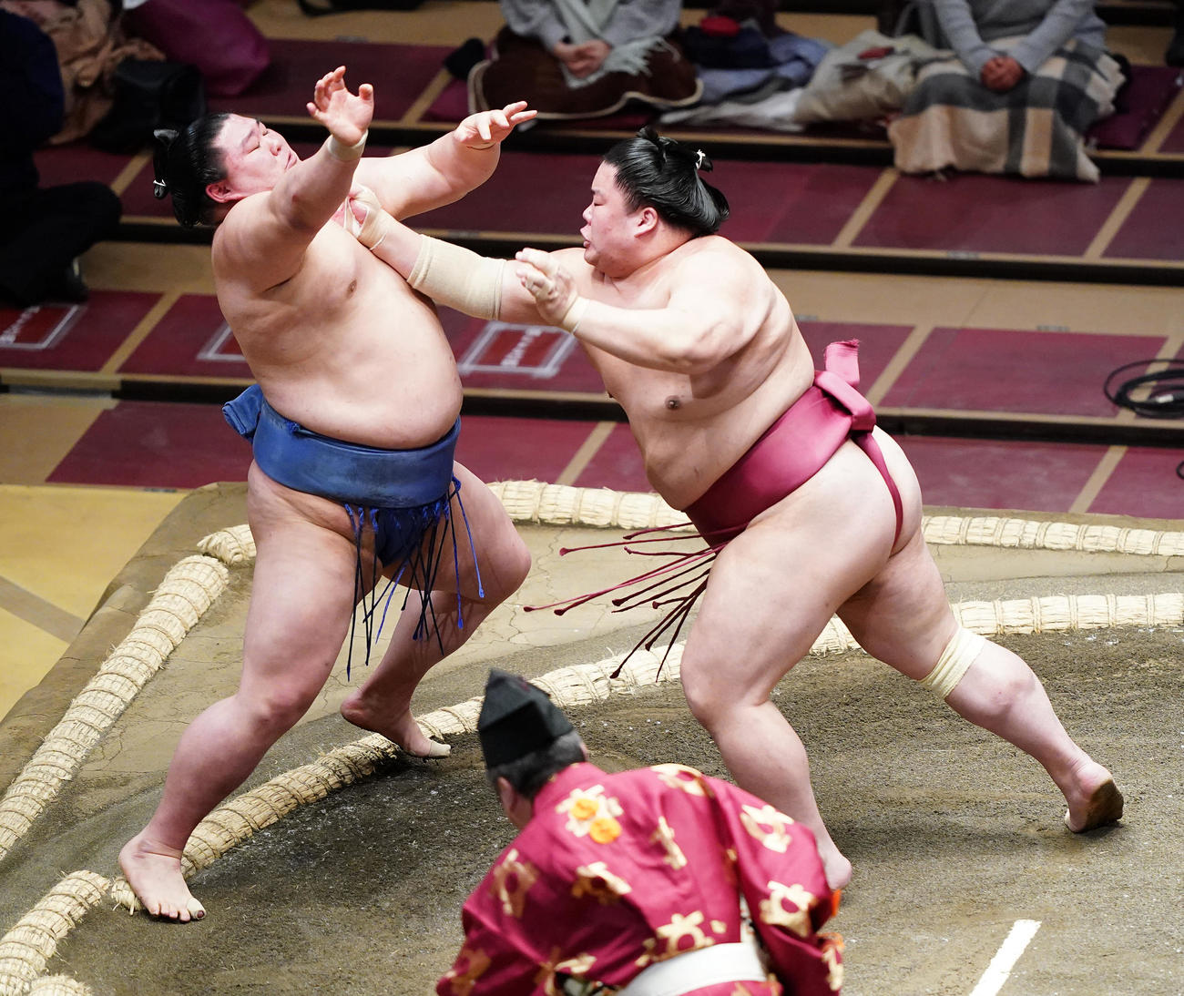 正代（左）を突き出しで破る大栄翔（撮影・菅敏）