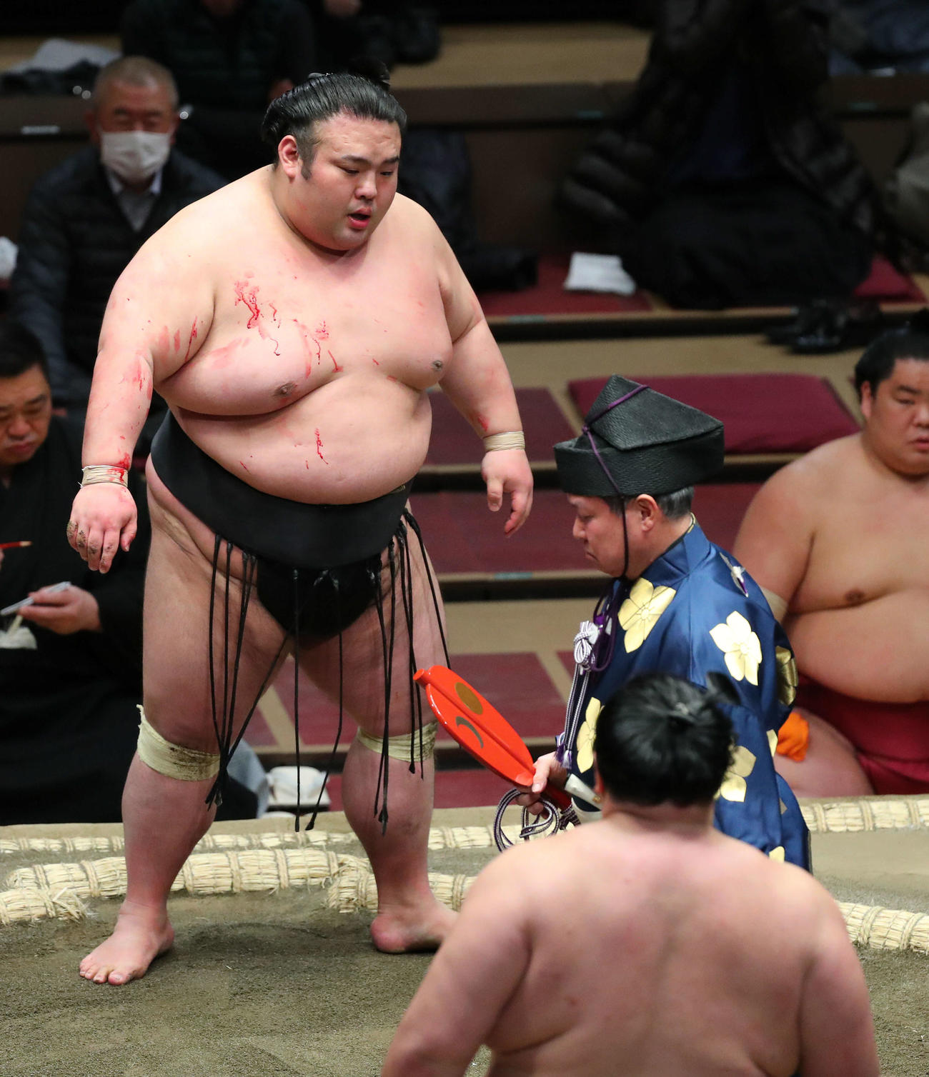 北勝富士（手前右）に突き落としで敗れ、浮かない表情の貴景勝（撮影・河田真司）