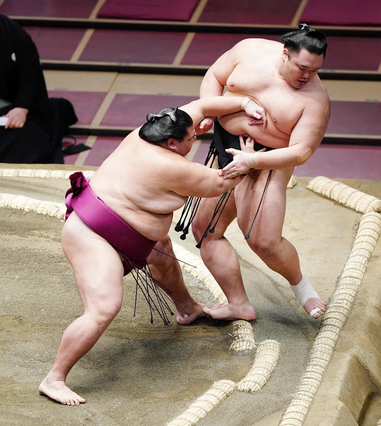 朝乃山（右）を押し出しで破る御嶽海（撮影・菅敏）