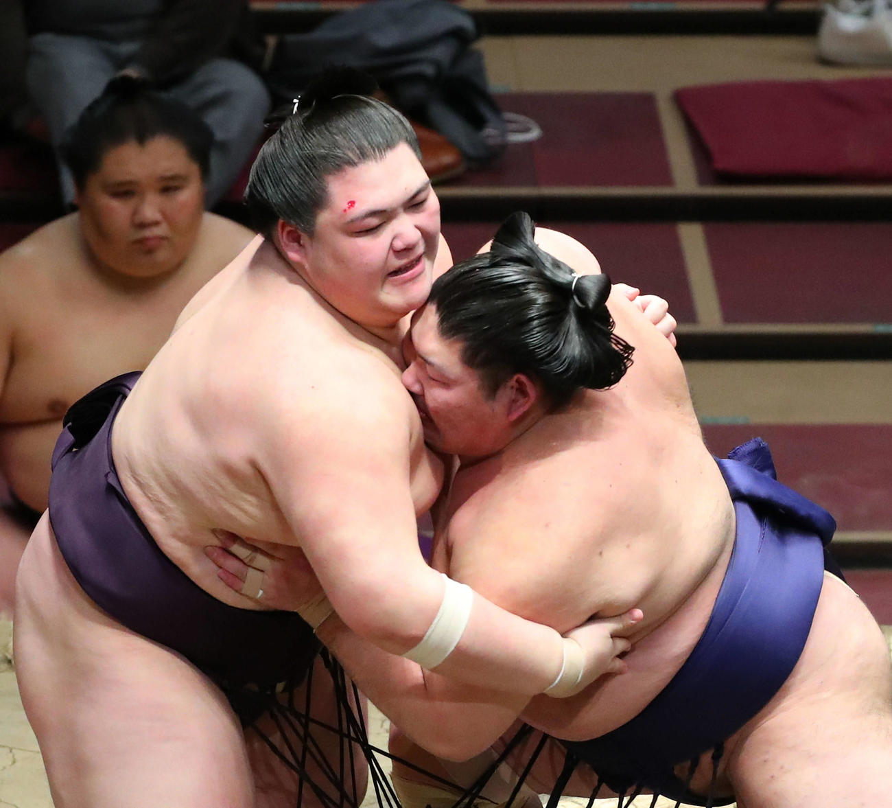 常幸龍（右）の攻めに耐える王鵬（撮影・河田真司）