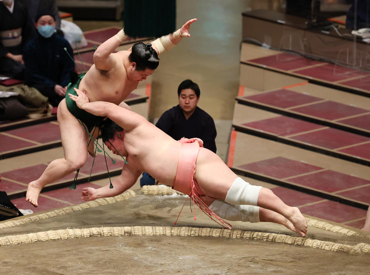 東白龍（左）を押し出しで破る宇良（撮影・野上伸悟）
