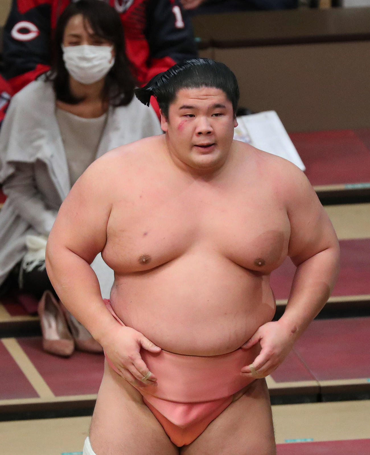 東白龍を押し出しで破り、土俵下で息を整える宇良（撮影・河田真司）