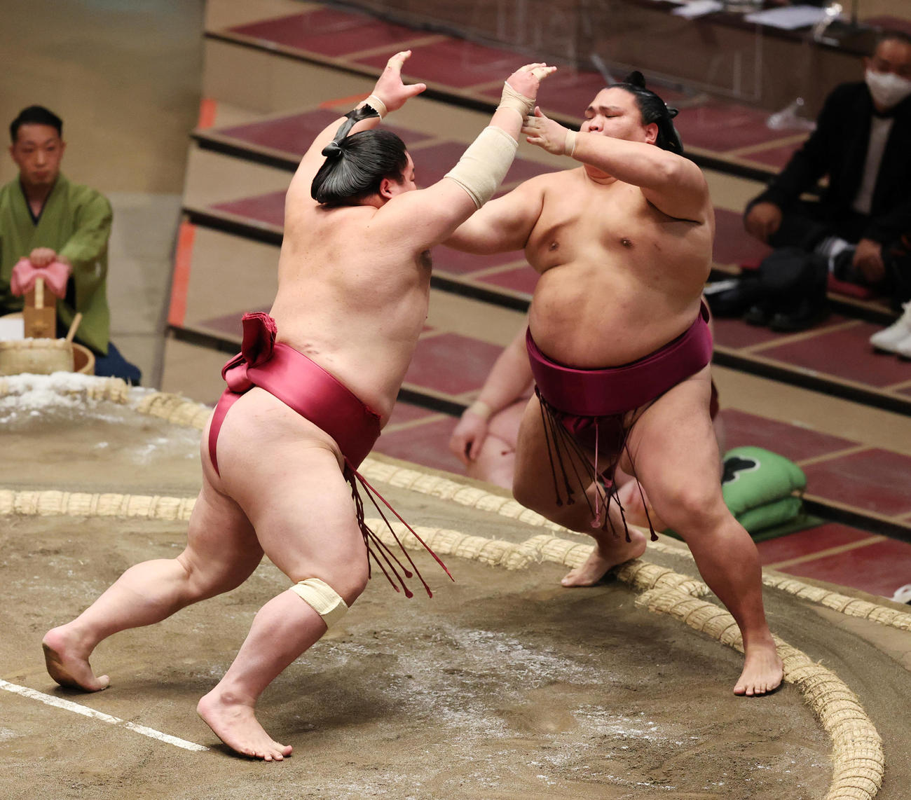 突き出しで御嶽海（右）を破った大栄翔（撮影・野上伸悟）
