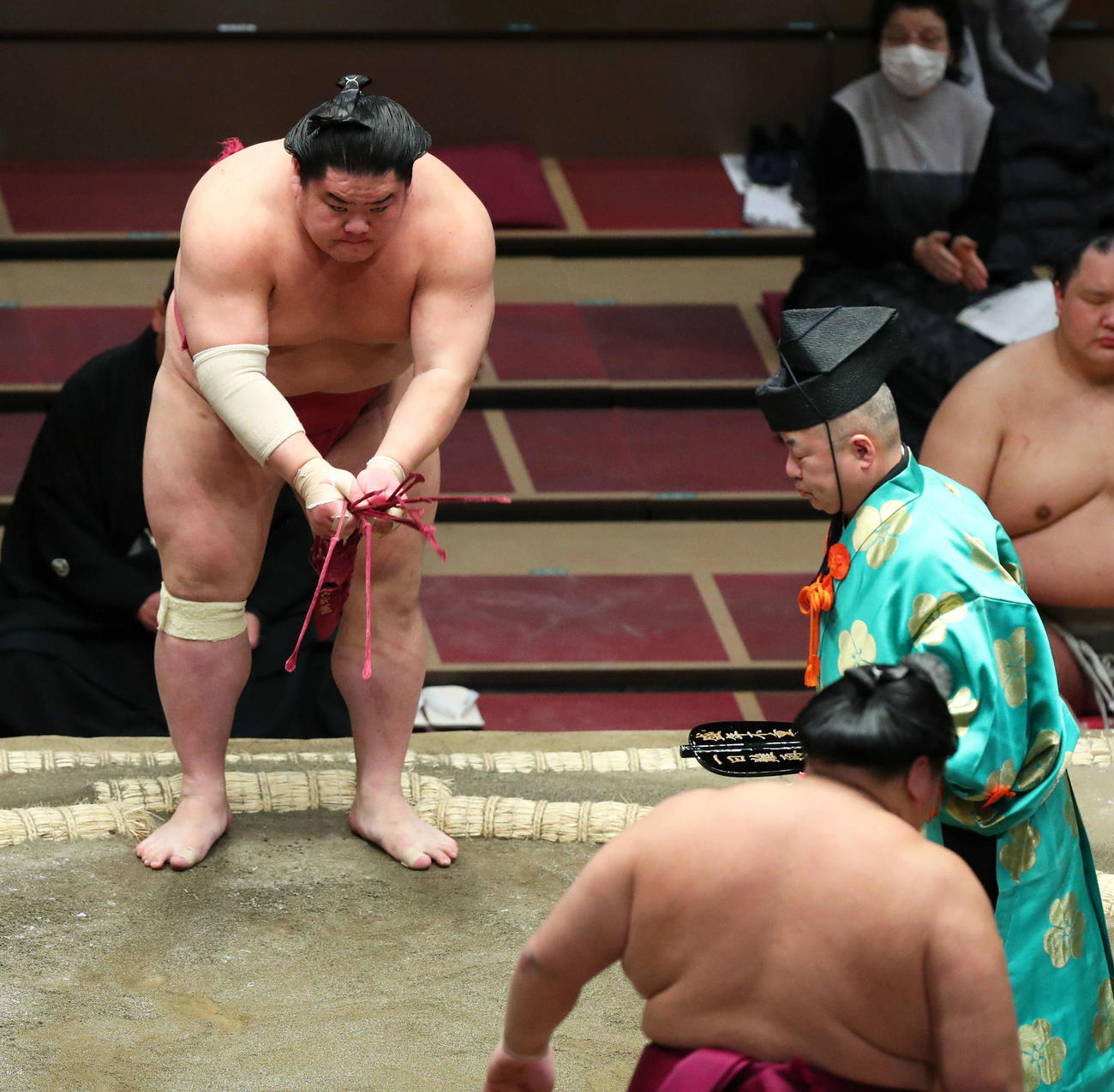 御嶽海（手前右）を突き出しで破った大栄翔（撮影・河田真司）