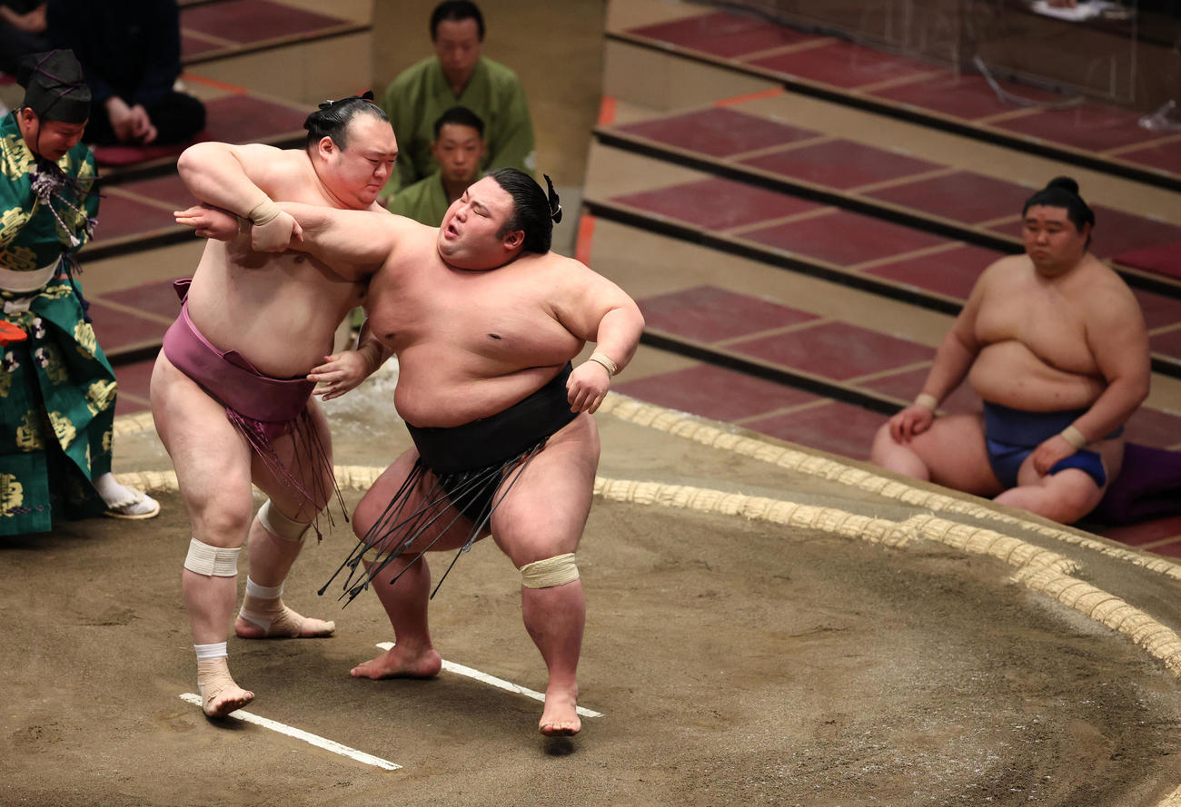 宝富士（左）に腕をとられる貴景勝。上手投げで破れた（撮影・野上伸悟）