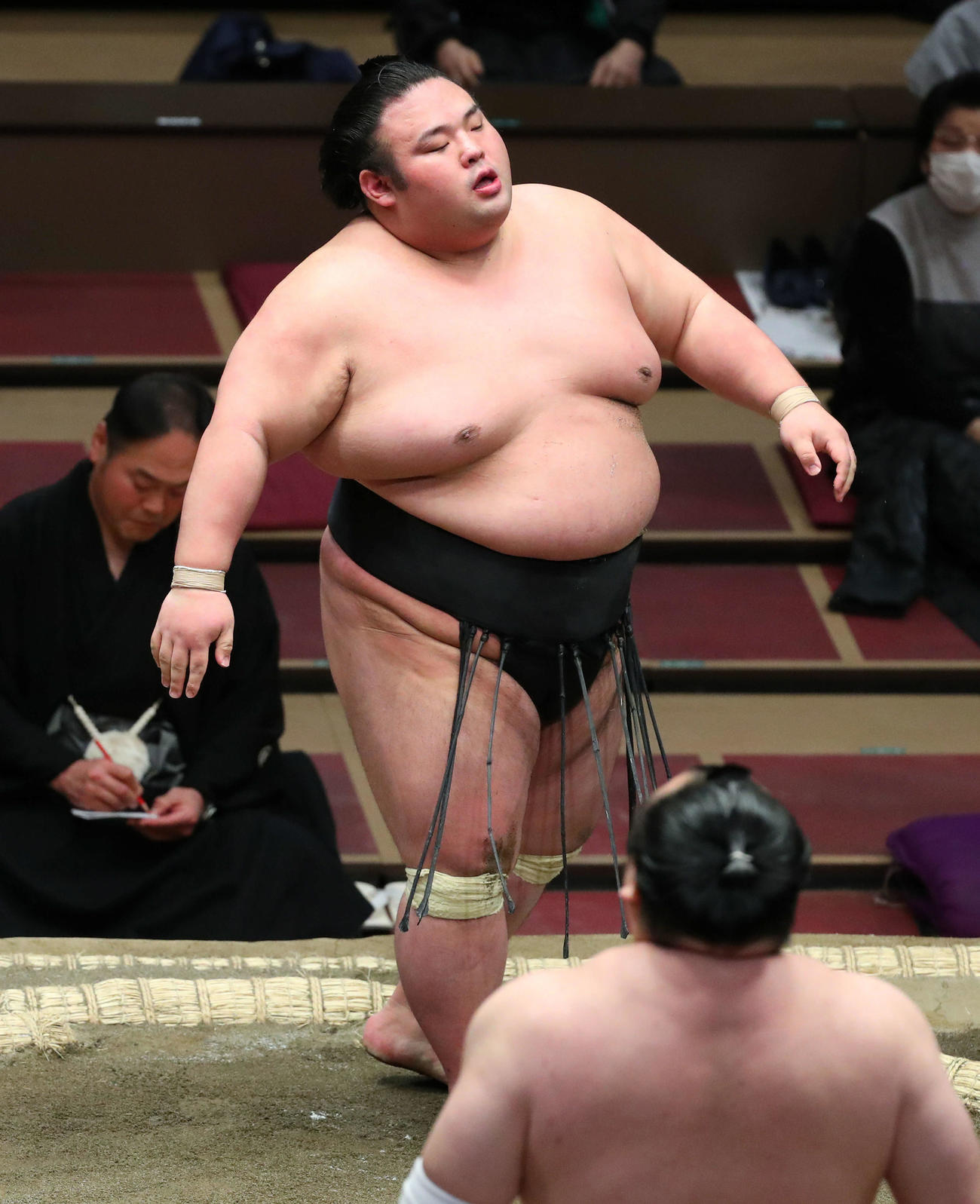 宝富士（手前右）に上手投げで敗れ、浮かない表情の貴景勝（撮影・河田真司）
