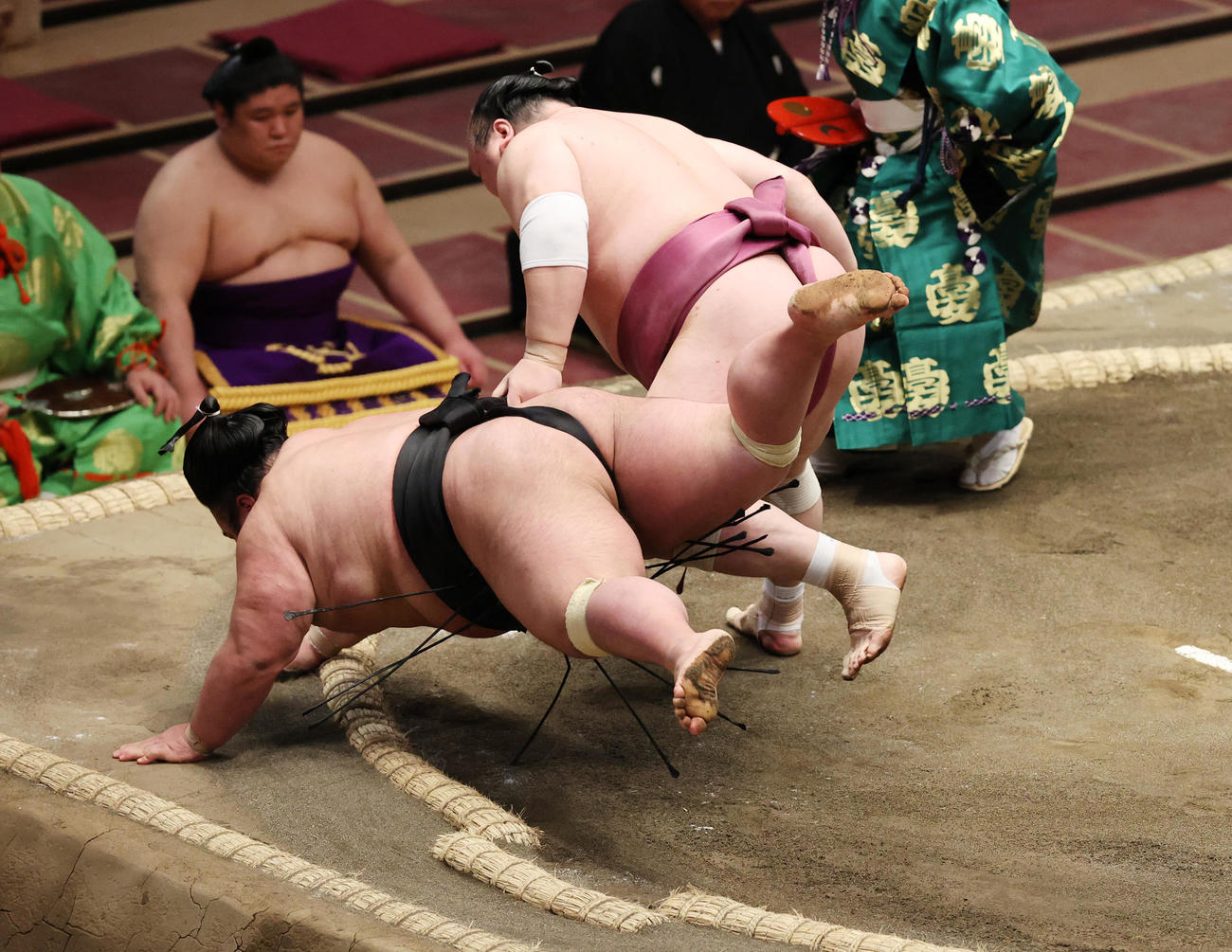 貴景勝（手前）を上手投げで破る宝富士（撮影・野上伸悟）