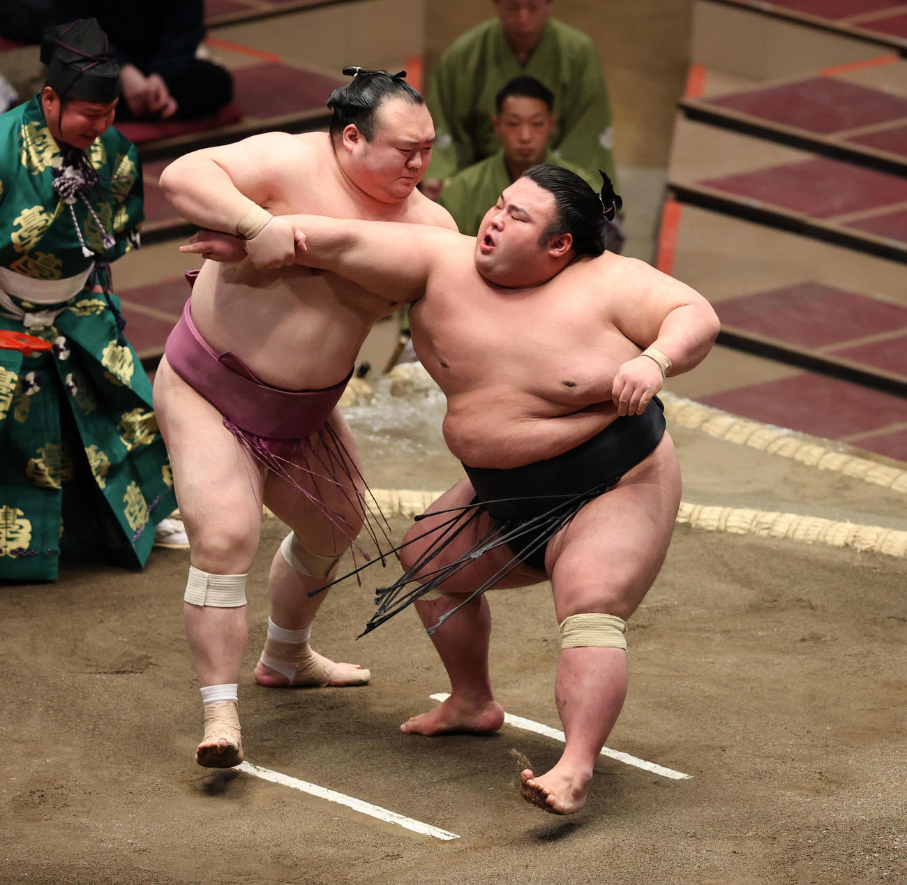 貴景勝（右）の腕をとる宝富士（撮影・野上伸悟）