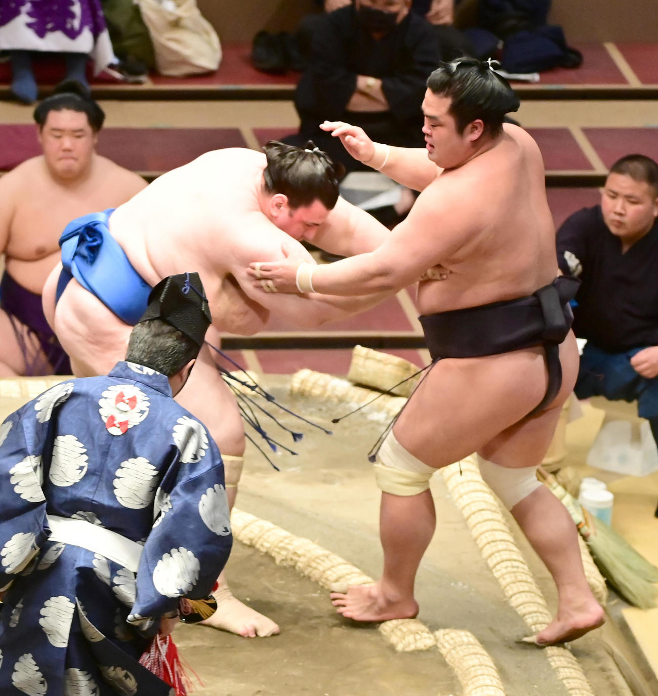 碧山（左）は妙義龍を寄り切りで破る（撮影・小沢裕）