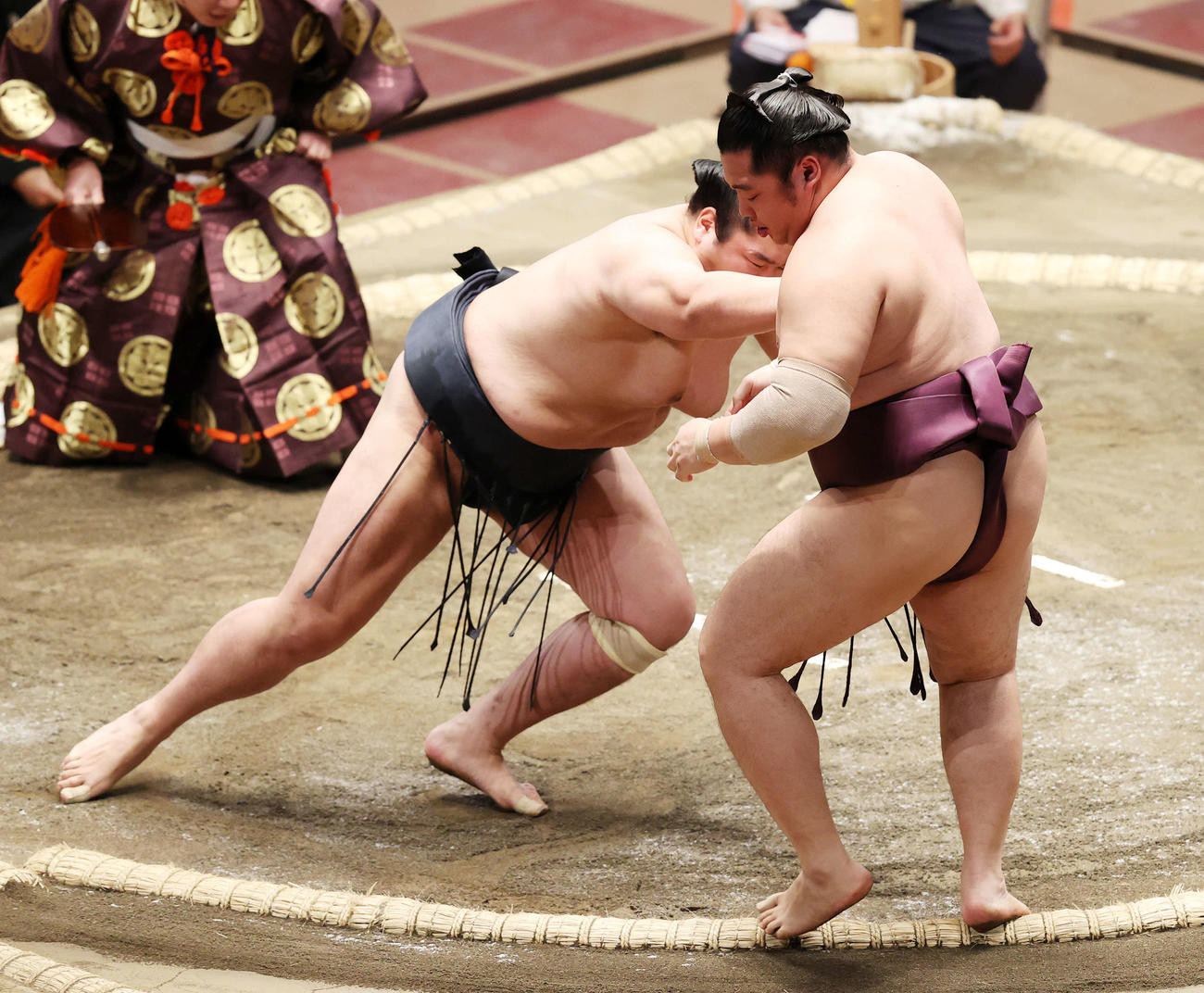 遠藤（右）を押し出しで破る輝（撮影・鈴木正人）