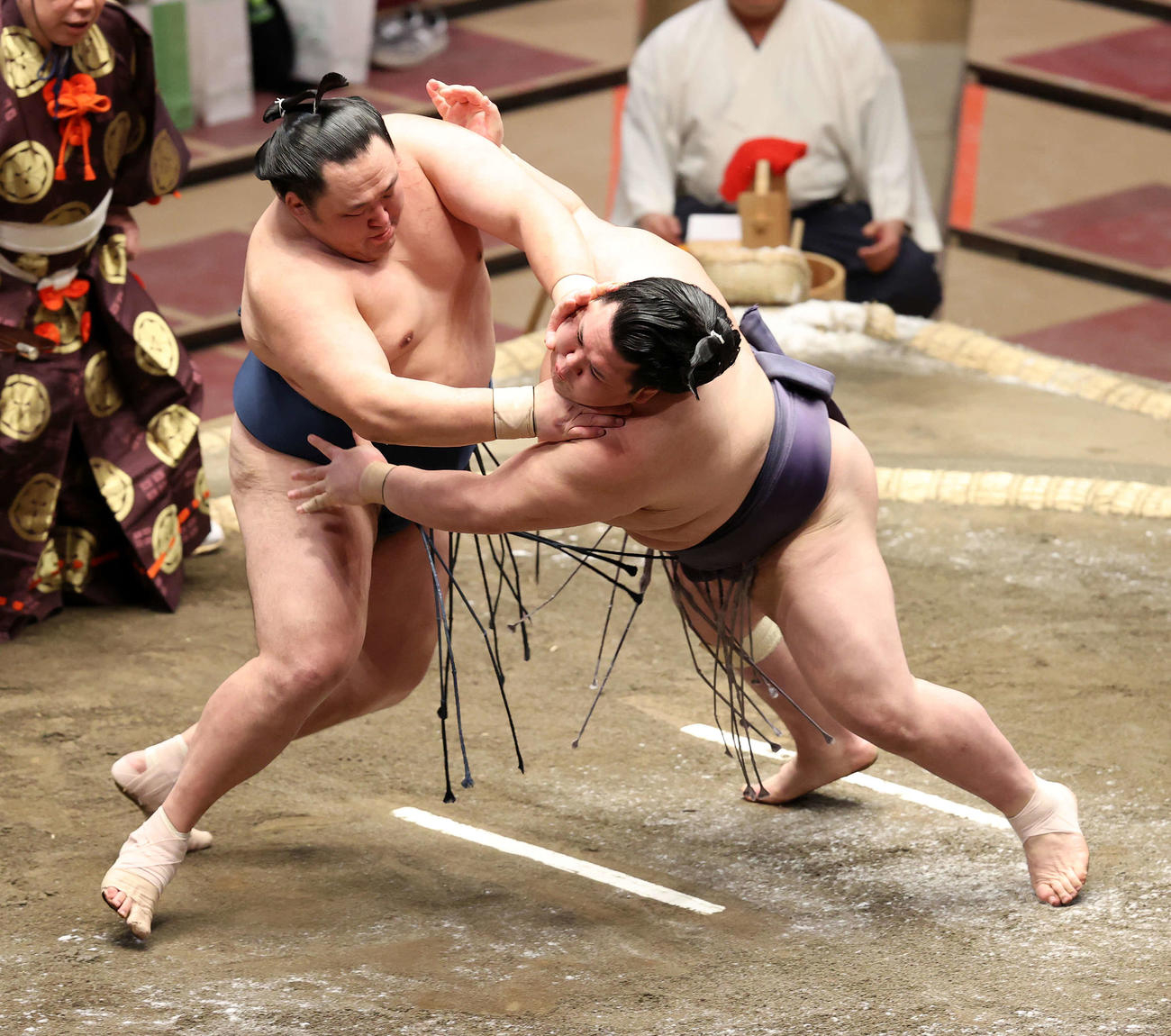 阿武咲（右）を突き落としで破る玉鷲（撮影・鈴木正人）