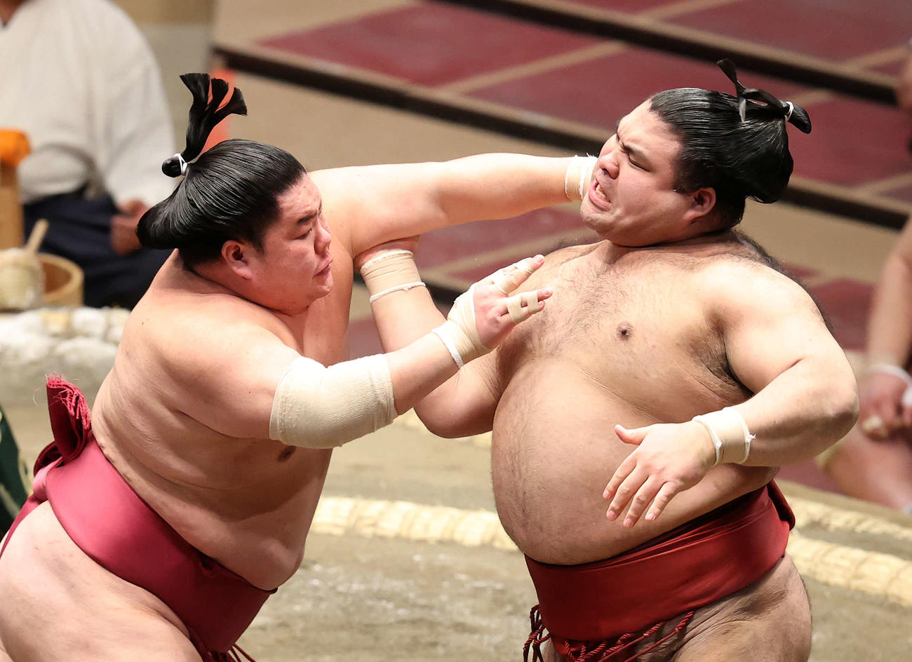 高安（右）を激しく攻める大栄翔（撮影・鈴木正人）
