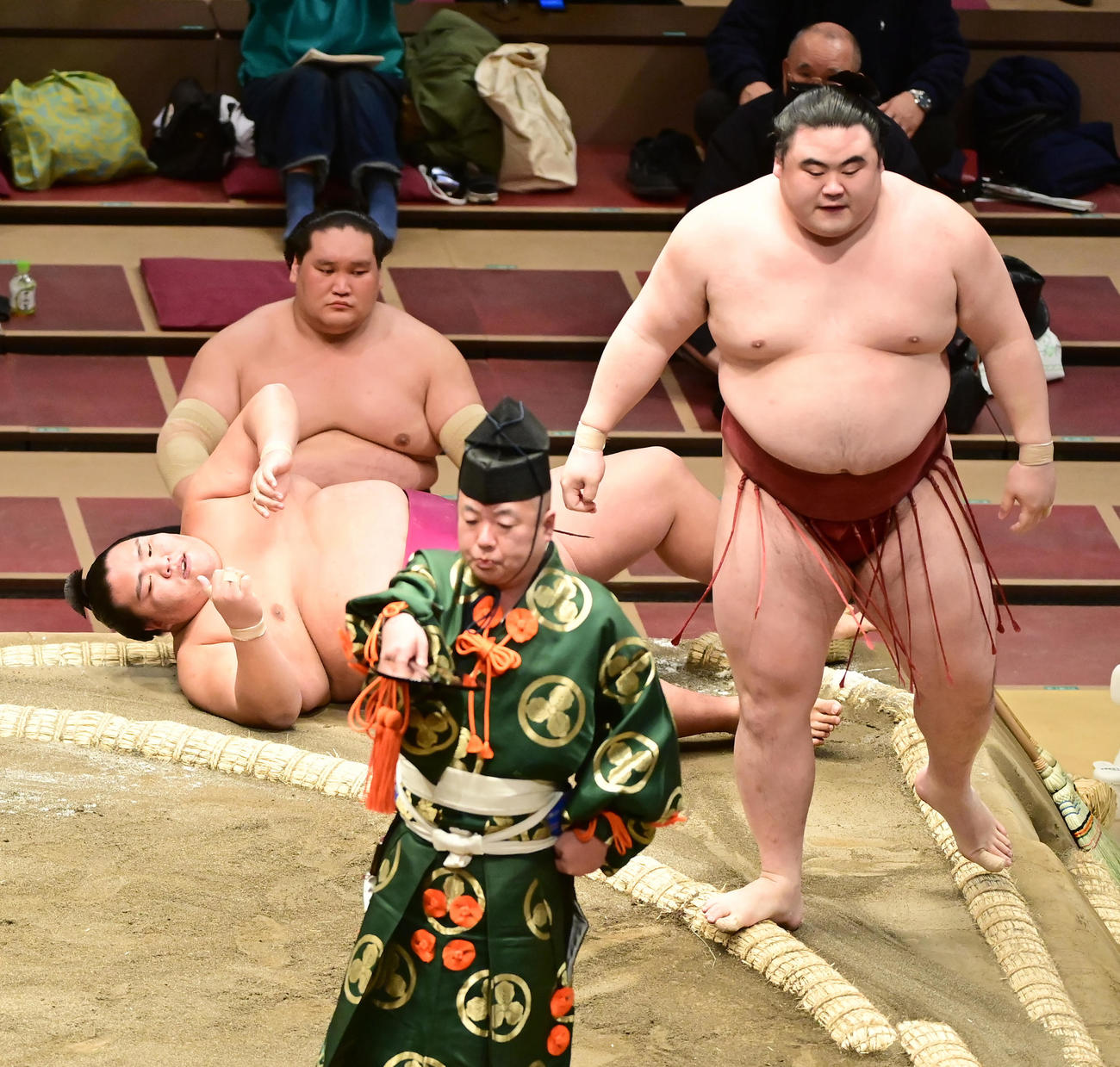 御嶽海（左）は隆の勝に寄り切りで敗れる（撮影・小沢裕）