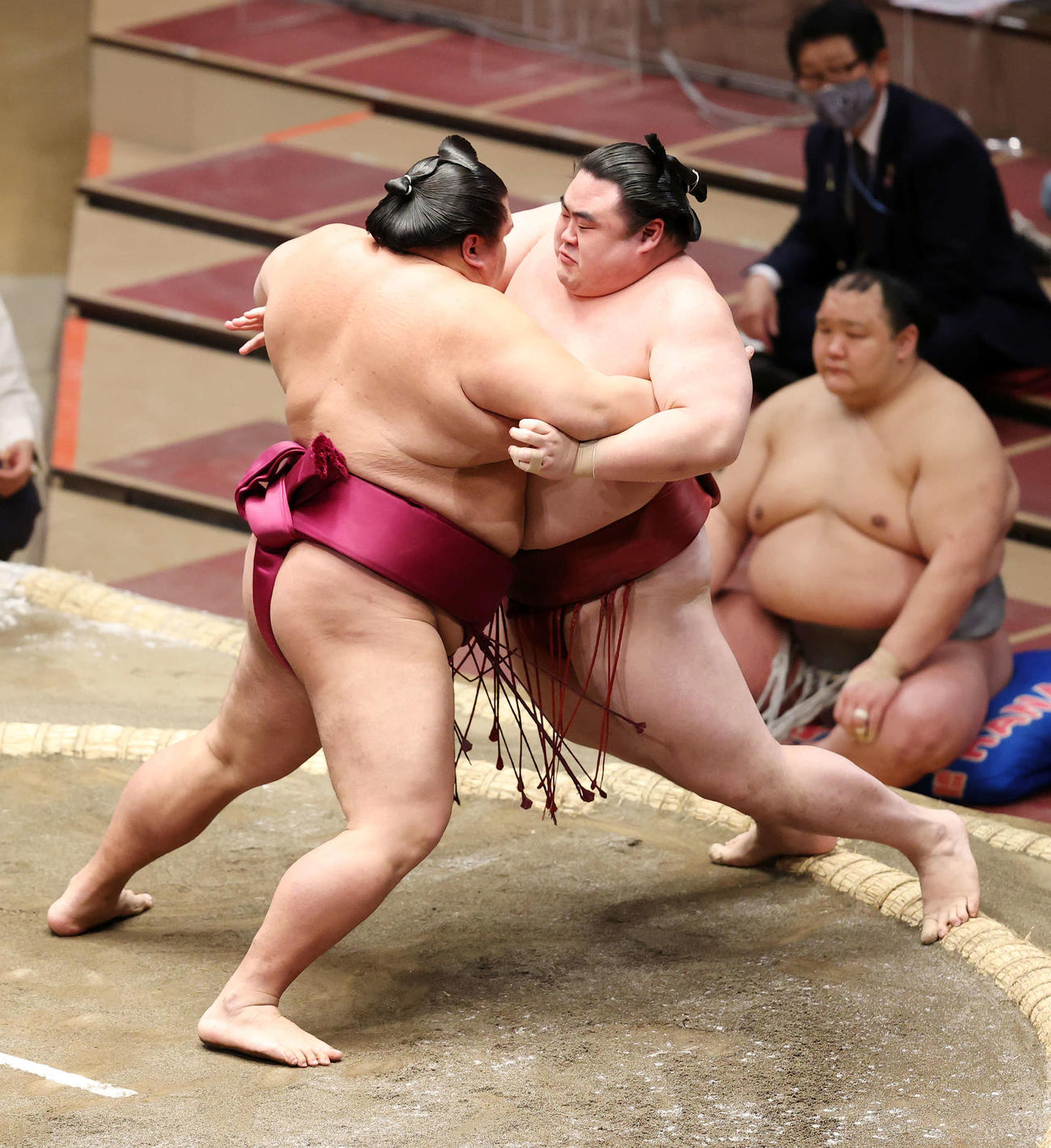 御嶽海（左）の攻めを耐える隆の勝（撮影・鈴木正人）