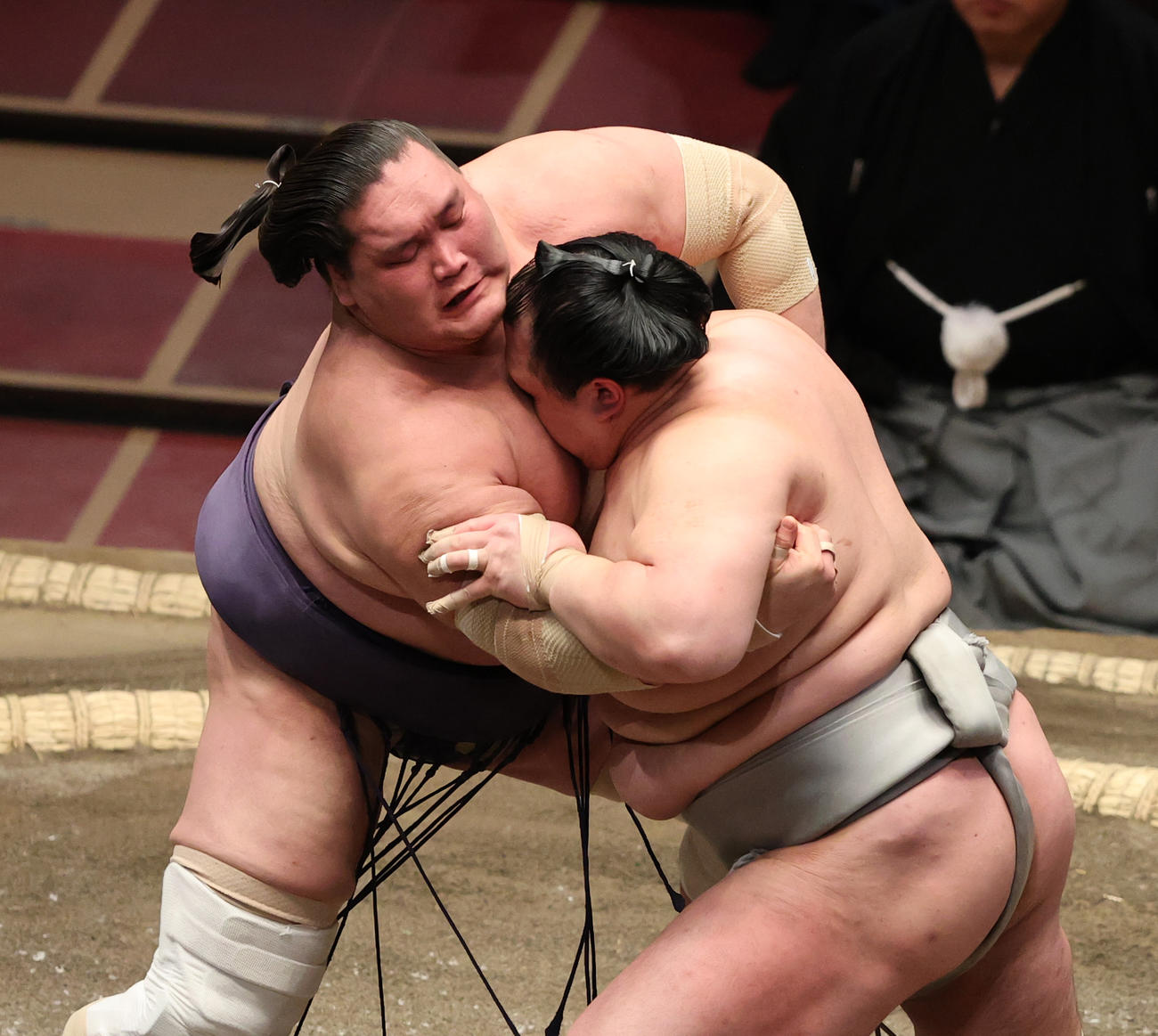 北勝富士（右）を押し出しで破る照ノ富士（撮影・野上伸悟）