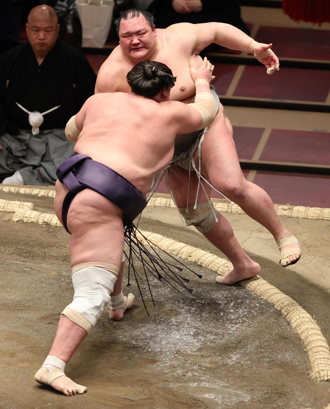 北勝富士（奥）を押し出しで破る照ノ富士（撮影・野上伸悟）