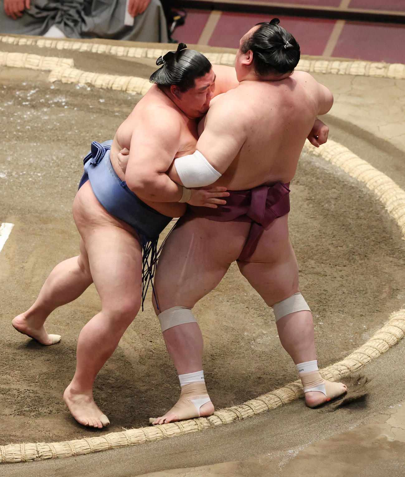 宝富士（右）を寄り切りで破る正代（撮影・野上伸悟）