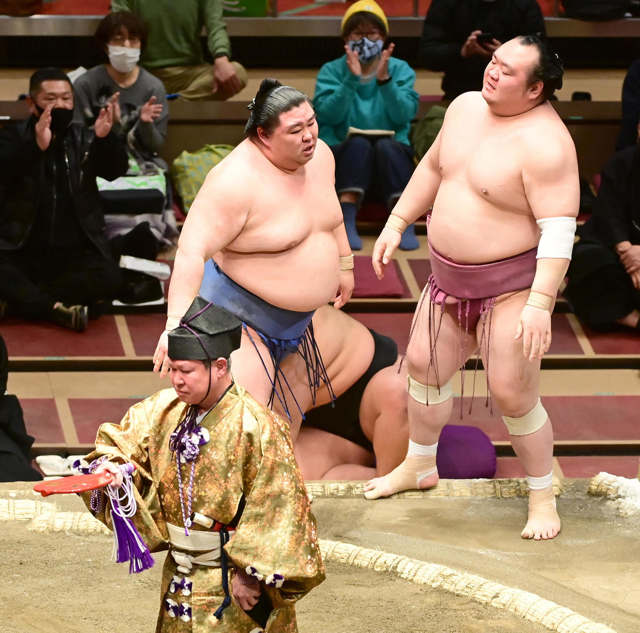正代は宝富士（右）を寄り切りで破る（撮影・小沢裕）