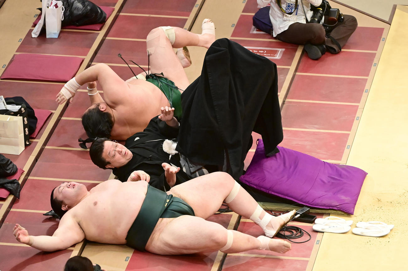 豊山（手前）は佐田の海に寄り切りで敗れ仰向けになる。中央は巻き込まれた伊勢ケ浜審判部長（撮影・小沢裕）