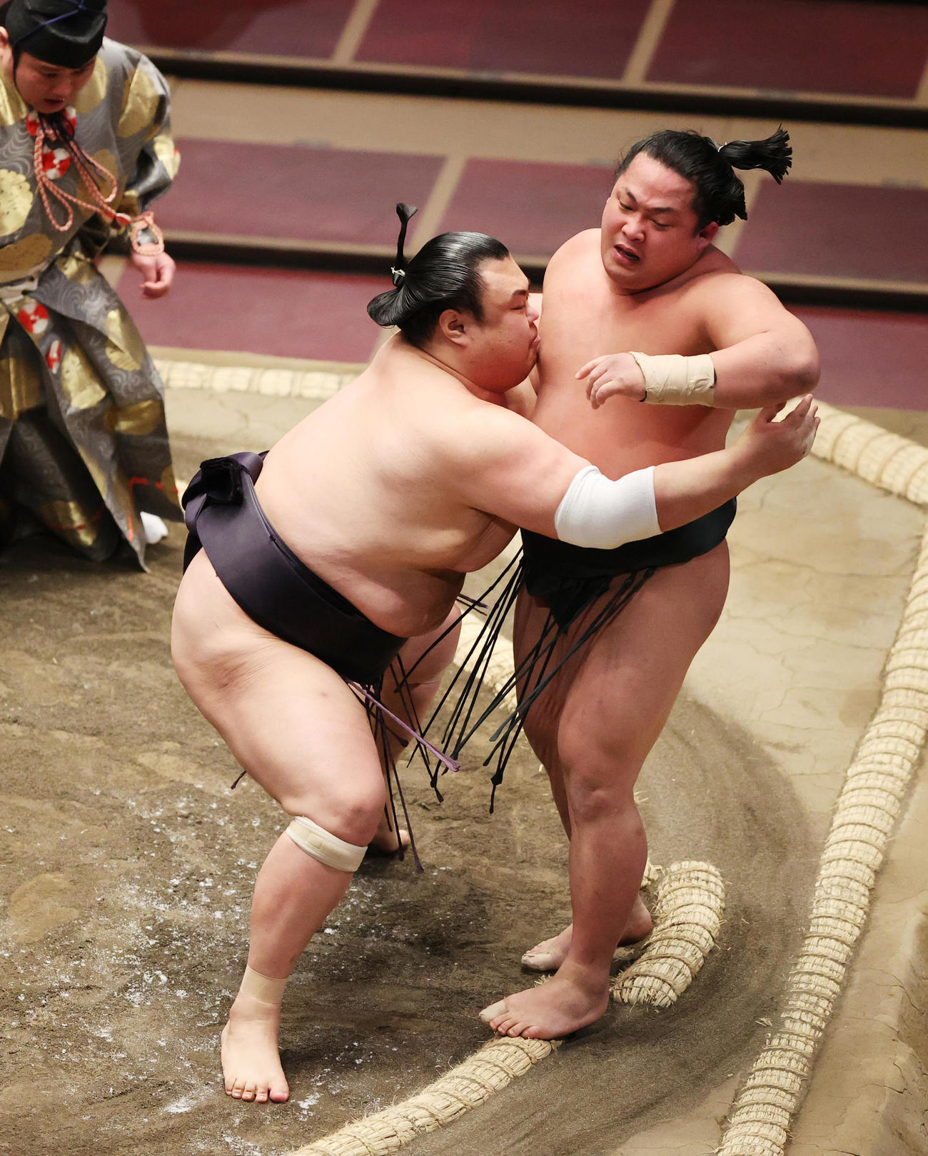翠富士（右）を寄り切りで破る英乃海（撮影・野上伸悟）