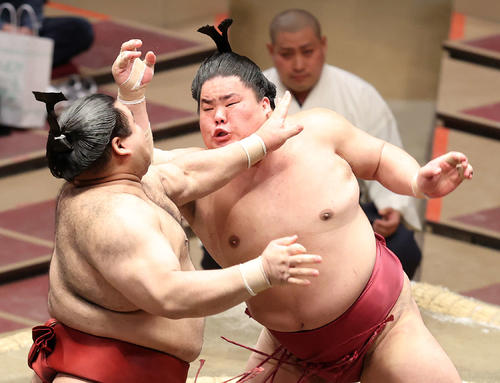 高安（左）を激しく攻める大栄翔（撮影・鈴木正人）