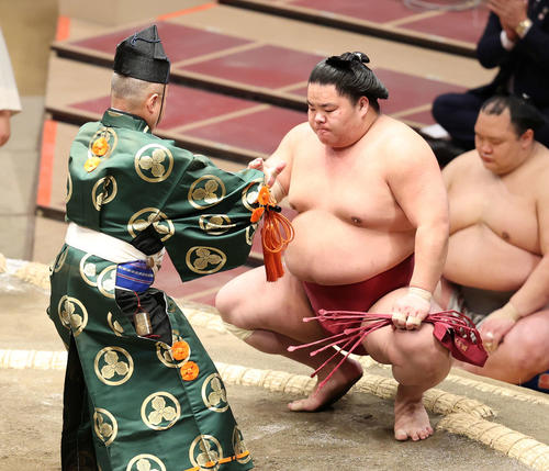 懸賞金を受け取る大栄翔（撮影・鈴木正人）