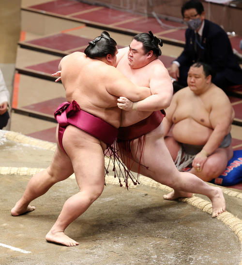 御嶽海（左）の攻めを耐える隆の勝（撮影・鈴木正人）