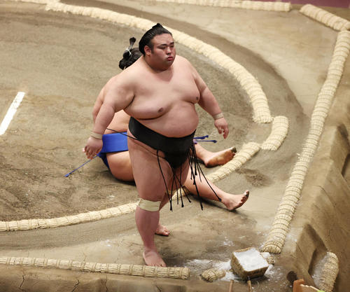 琴勝峰（奥）を突き落としで破る貴景勝（撮影・野上伸悟）