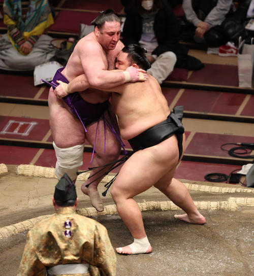 栃ノ心（左）を寄り切りで破る朝乃山（撮影・野上伸悟）