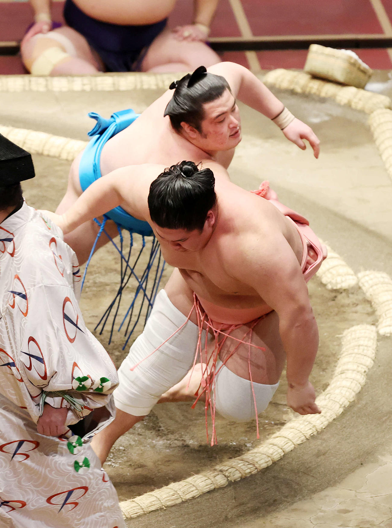 竜虎（後方）に上手出し投げで敗れる宇良（撮影・鈴木正人）