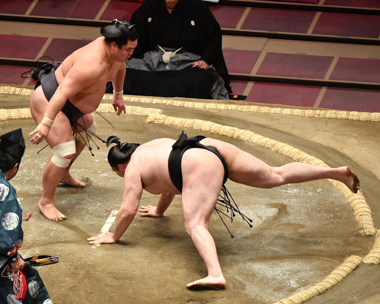 妙義龍（左）は竜電を引き落としで破る（撮影・柴田隆二）