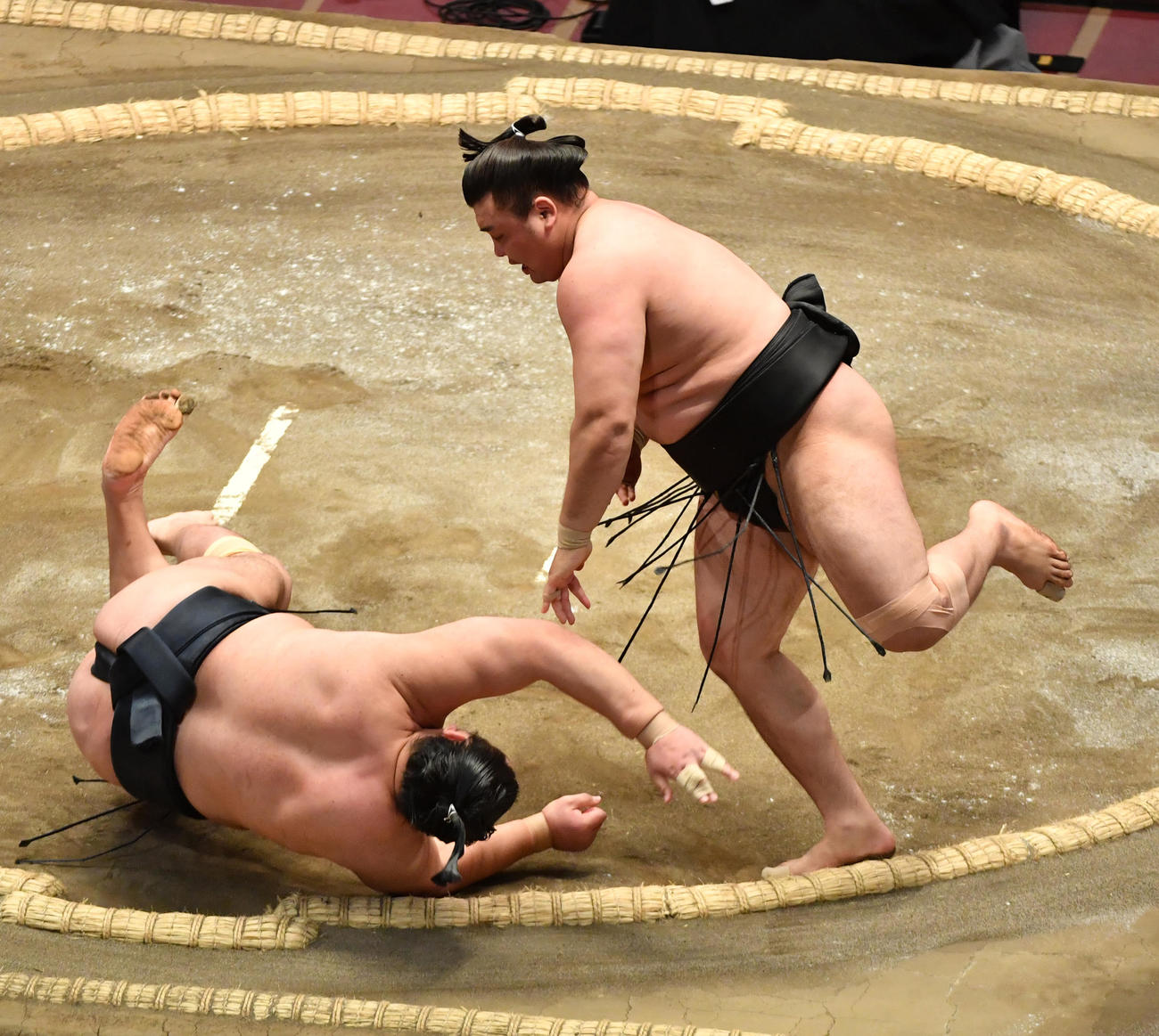 霧馬山（右）は輝をはたき込みで破る（撮影・柴田隆二）