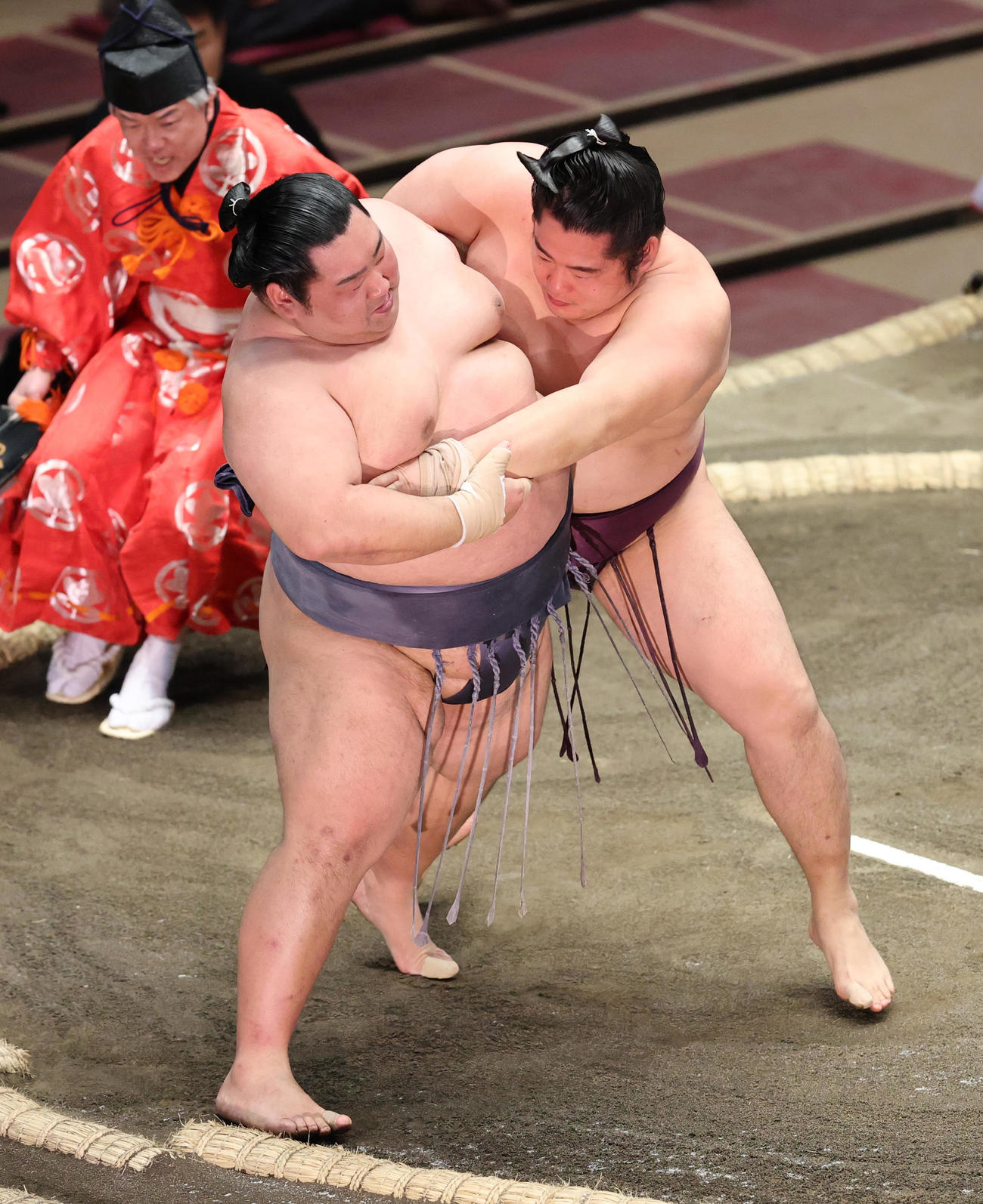 徳勝龍（左）を寄り切りで破る遠藤（撮影・野上伸悟）