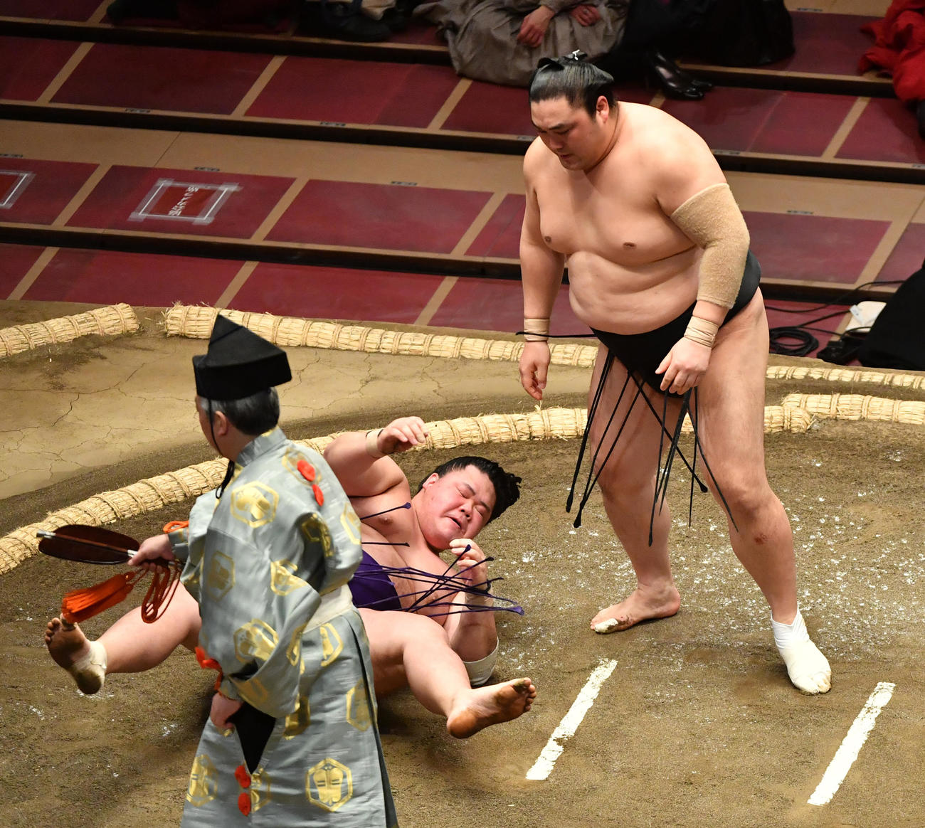 明生（左）は隠岐の海に引き落としで敗れる（撮影・柴田隆二）