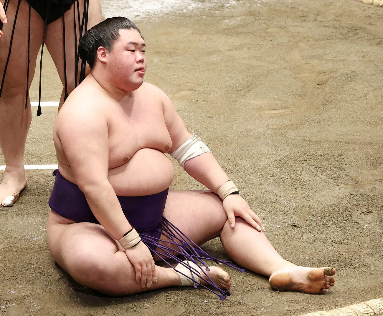 隠岐の海に突き落としで敗れた明生（撮影・鈴木正人）